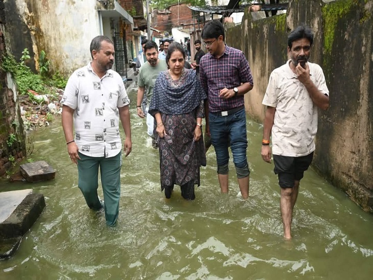 शनिवार को रायपुर के जोन 5 और 6 के जलभराव क्षेत्रों का जायजा लेने पहुंची मेयर मीनल चौबे।