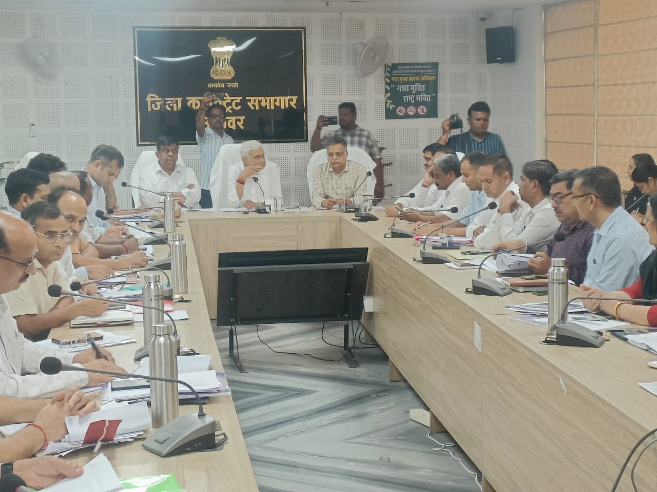 कैबिनेट मंत्री डॉ. किरोड़ी लाल मीणा कलेक्ट्रेट में समीक्षा बैठक लेते हुए।