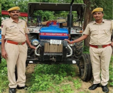 पुलिस के द्वारा जब्त बजरी से भरे ट्रैक्टर
