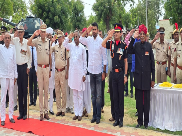बाड़मेर पुलिस लाइन में कारगिल विजय दिवस पर शहीदों को श्रद्धा सुमन अर्पित किए।