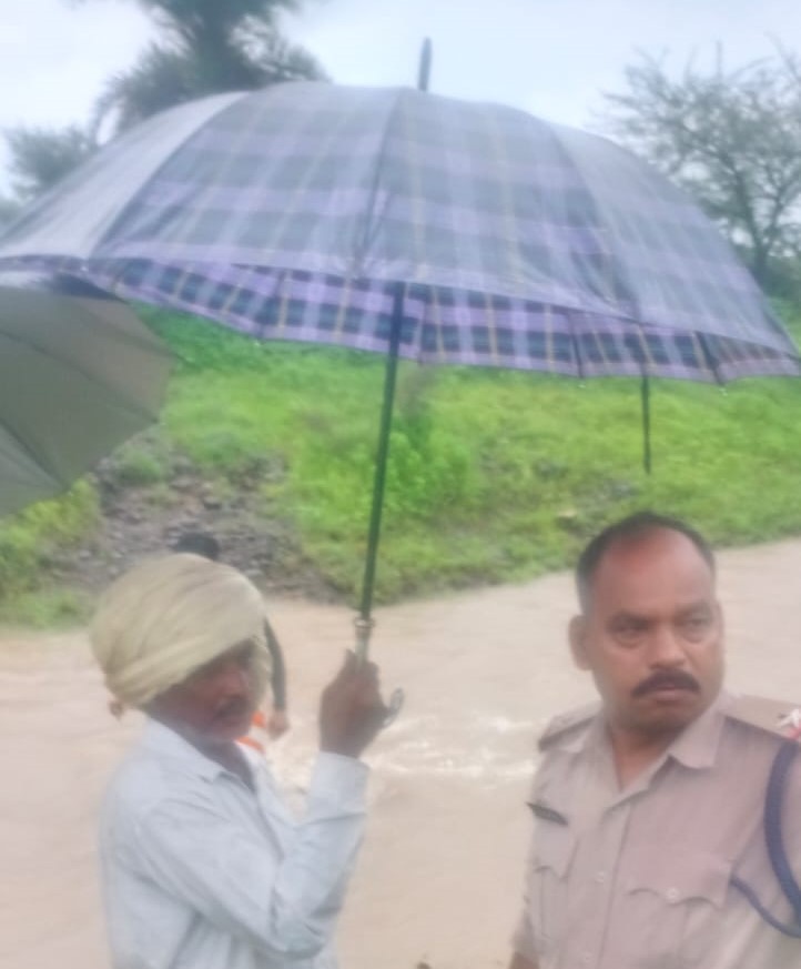नांदलेटा में नाला पार करते सम महिला बह गई।