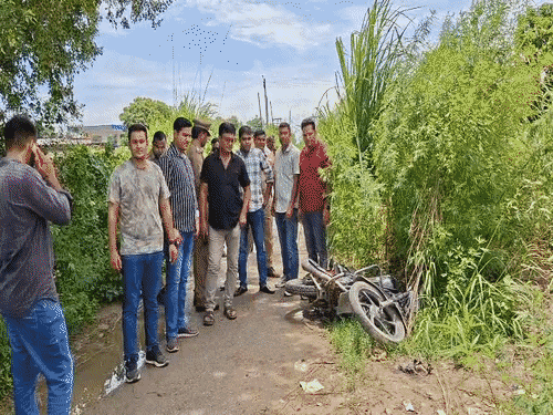 The police encounter the accused near Nagla Jula. He started firing on the police after falling from the bike.