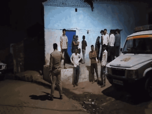 झांसी : ग्रामीणों ने मूर्ति स्थापित की, पुलिस ने रातोंरात मूर्ति को हटा दिया। तनावपूर्ण माहौल में लोगों ने चंदा लगाकर दोबारा मूर्ति को स्थापित किया।