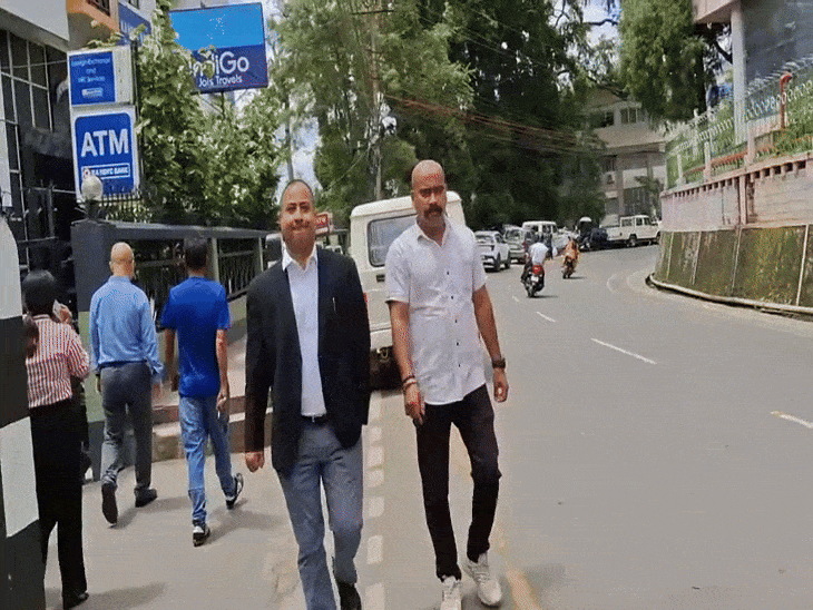 शिलॉन्ग में वकील के साथ विपिन रघुवंशी।