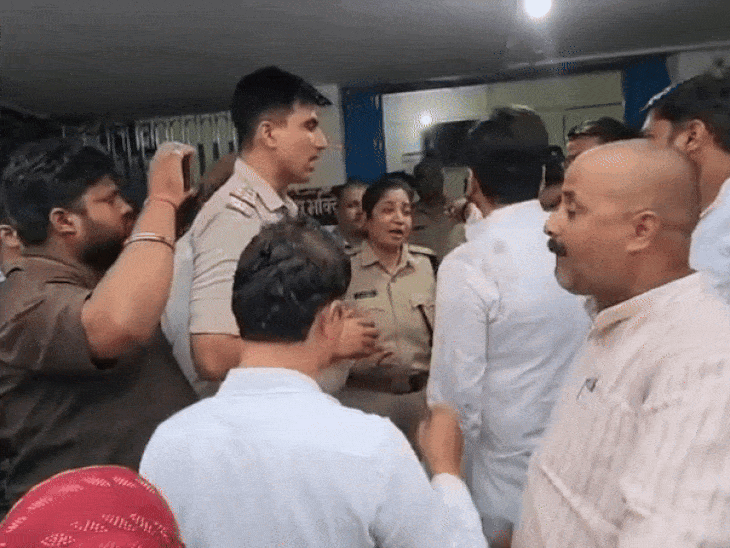 बहस के बीच पूर्व विधायक ने सीएसपी रितु उपाध्याय को अंदर जाने के लिए कहा।