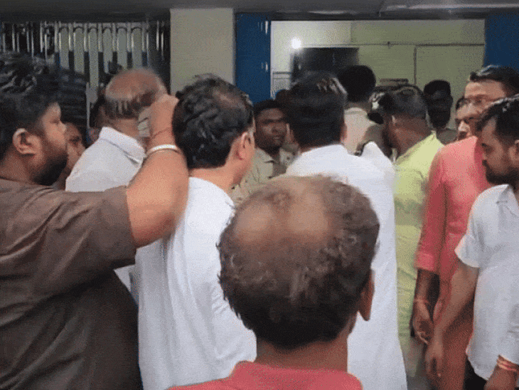 त्रिपाठी ने CSP को असंवेदनशील औरत कहा। CSP ने भी उन्हें तमीज में बात करने के लिए कहा।