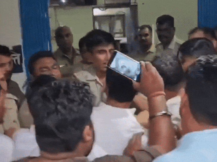 ये सुनते ही पूर्व विधायक और उनके समर्थक भड़क गए और TI आशीष मिश्रा से हाथापाई करने लगे।