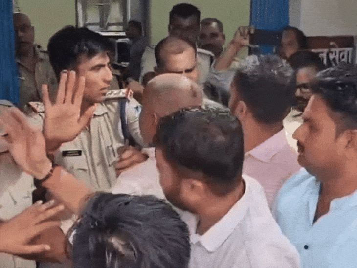 हालात को संभालने के लिए TI ने हाथ जोड़कर समर्थकों और त्रिपाठी से शांत रहने के लिए कहा।
