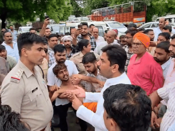 पूर्व विधायक एक युवक को थाने लेकर पहुंचे थे। पुलिस पर फर्जी कार्रवाई का आरोप लगाने लगे।