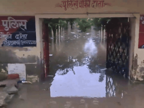 सीकर जिले की पुलिस चौकी में पानी भरने से रुटीन कामकाज ठप्प हो गया है।