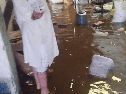 शहर में भारी बारिश के चलते निचले इलाकों में स्थित घरों व दुकानों में पानी भर गया। ओसवाल पेट्रोल पंप के पास एक गोदाम में पानी भरने से सामान भीग गया है।