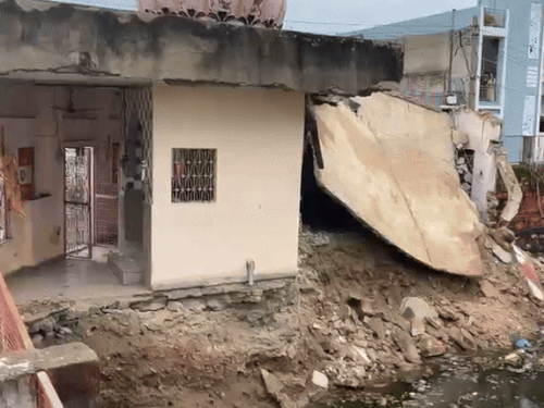 मलूसर रोड स्थित केके कॉलोनी में कृष्ण कन्हैया मंदिर का पीछे का आधा हिस्सा बावड़ी में गिर गया।