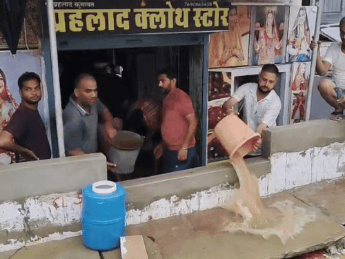 सीकर में दुकानों में कई फीट तक पानी जमा हो गया है। स्थानीय दुकानदारों ने बताया उन्हें काफी नुकसान हुआ है।