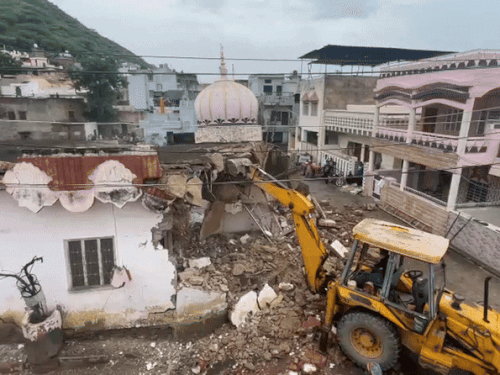 अजमेर में शुक्रवार देर रात बारिश के कारण मलूसर रोड स्थित एक मंदिर का हिस्सा ढह गया था। शनिवार सुबह निगम की टीम ने क्षतिग्रस्त भवन को पूरा गिरा दिया।