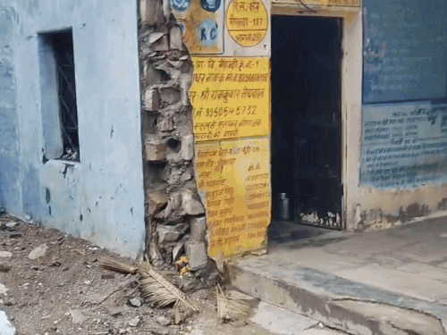 स्कूल बिल्डिंग की जर्जर हालात देख ग्रामीणों के साथ मिलकर स्टाफ व बच्चों को बाहर निकाल दिया।