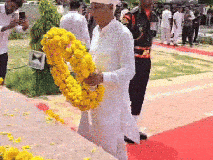 विधायक, पूर्व मंत्रियों, एसपी और सेना के अधिकारियों ने श्रद्धा सुमन अर्पित की।