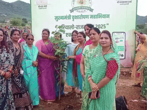 भाजपा कार्यकर्ताओं के साथ ही निगम के कर्मचारी और सीआरपीएफ के जवान और अधिकारी भी मौजूद रहे।