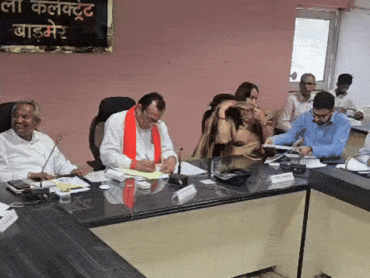 प्रभारी मंत्री ने जिले के अधिकारियों के साथ मीटिंग।