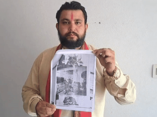 शिवसेना हिंद के राष्ट्रीय महासचिव दीपांशु सूद पायल मलिक की फोटो दिखाते हुए। - फाइल फोटो