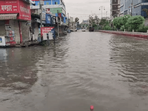 सीकर के लोहारू बस स्टैंड की शनिवार सुबह की तस्वीर। सड़कों पर एक फीट तक पानी भरा है।