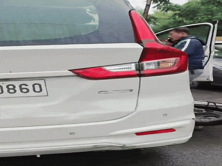 क्राइम ब्रांच की टीम पहुंची तो बाइक पर चढ़ा दी कार।
