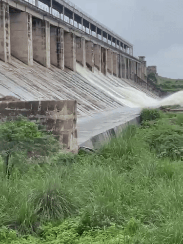 शनिवार को झालावाड़ के पार्वती बांध के गेट खोले गए। डैम के कैचमेंट एरिया में लगातार पानी की आवक हो रही है।