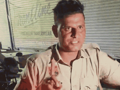 महिलाओं का पीछा करने के आरोपी पुलिसकर्मी पूछताछ करने पर वर्दी का रौब दिखाने लगा।