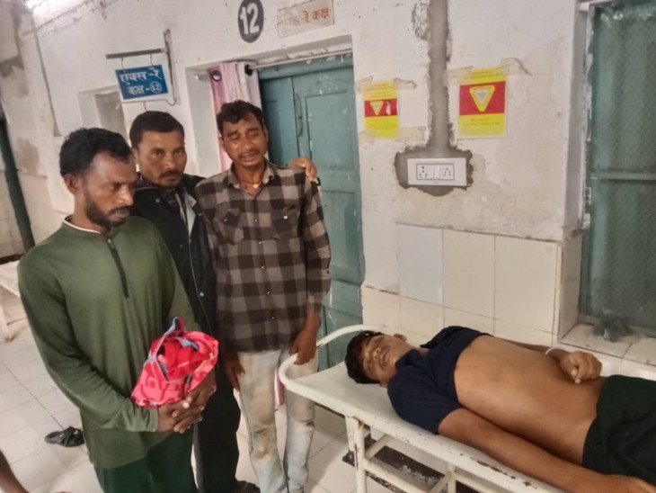 पुलिस ने शव को पोस्टमार्टम के लिए अस्पताल भिजवा दिया है। परिजनों को रो-रोकर बुरा हाल है।