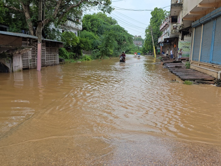 मुख्य रास्तों में पानी भरने से वाहन चालक हुए परेशान।