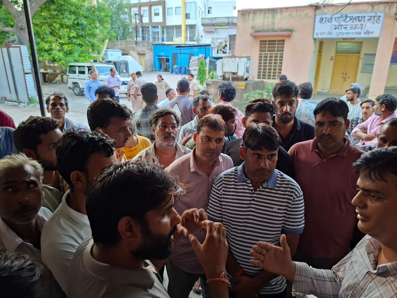 पुलिस से बातचीत करते परिजन।