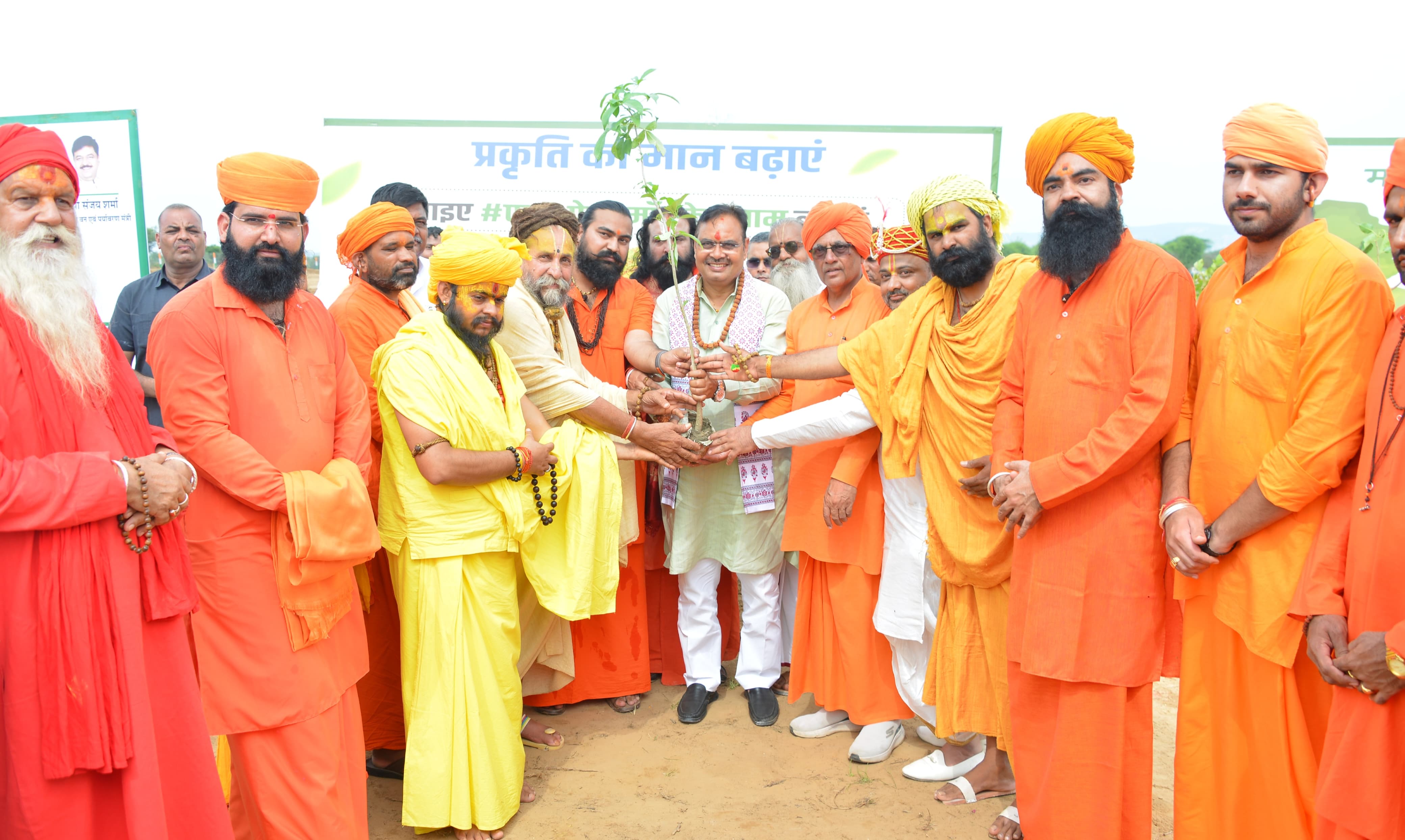 मुख्यमंत्री को पौधा भेंट करते हुए शेखावाटी के संत।