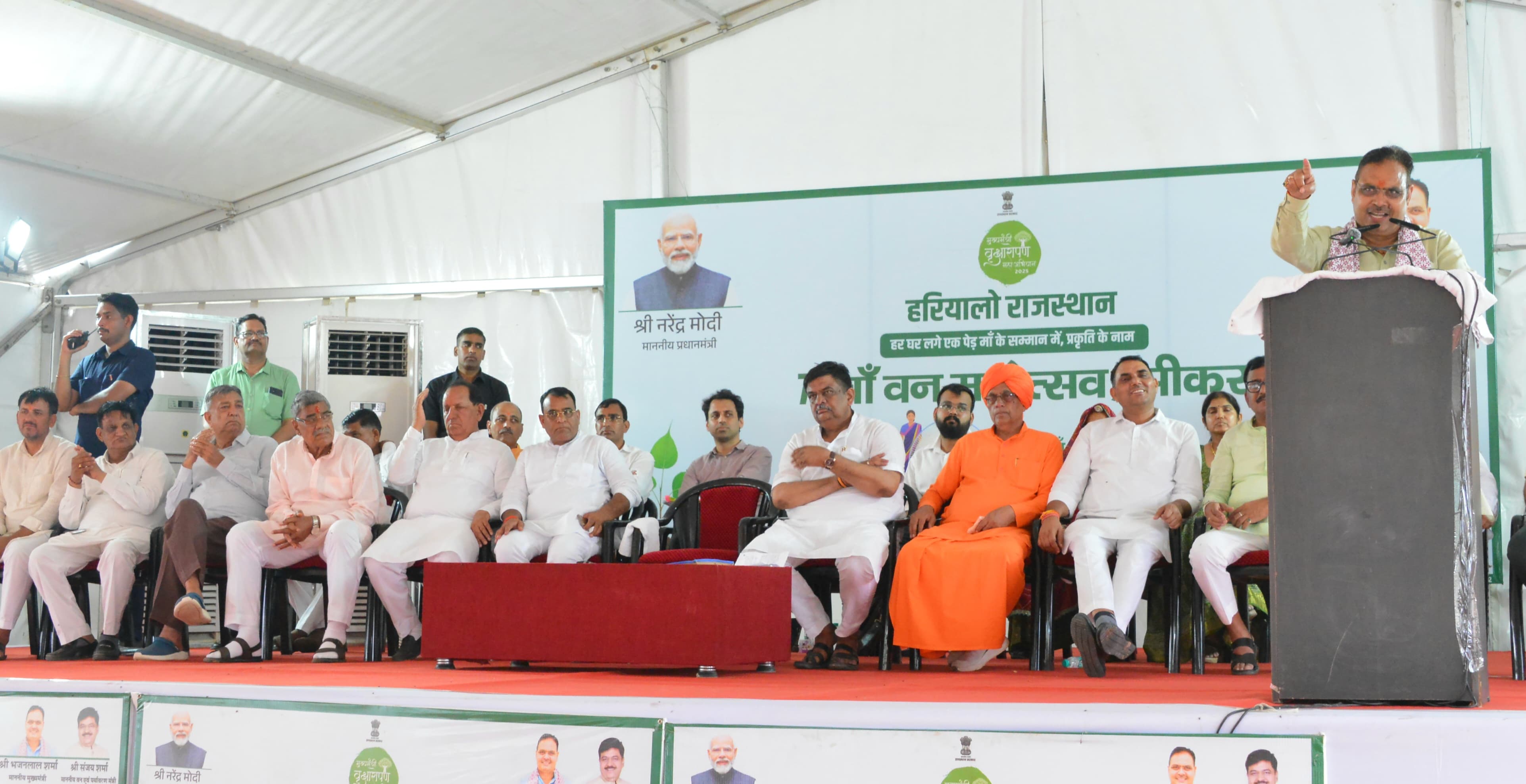 कार्यक्रम में वन मंत्री संजय शर्मा,विधायक गोरधन वर्मा,सुभाष मील सहित कई जनप्रतिनिधि मौजूद रहे।