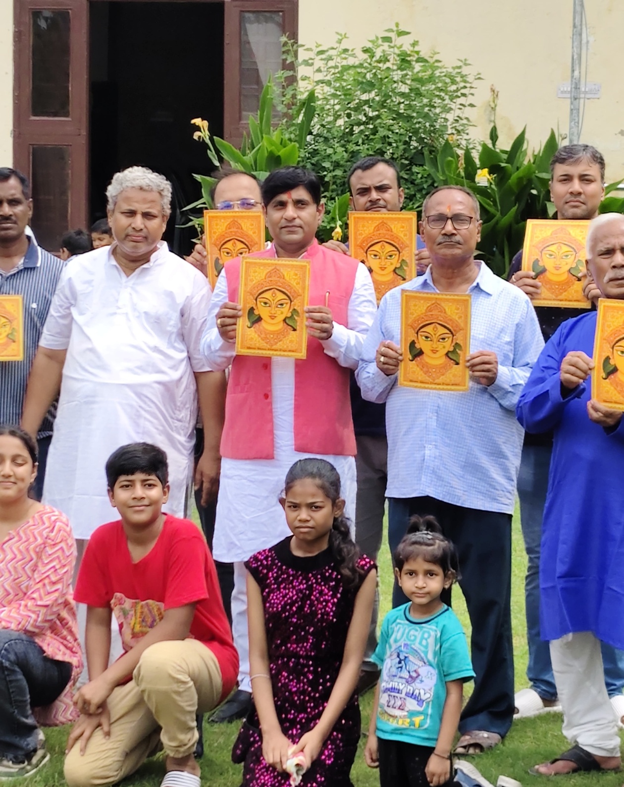 पूजा के लिए पोस्टर कार्ड का विमोचन किया गया।