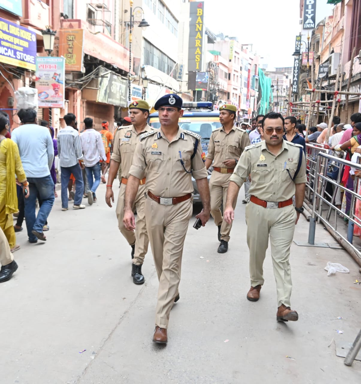 पुलिस सुबह और देर रात सुरक्षा का जायजा लिया।