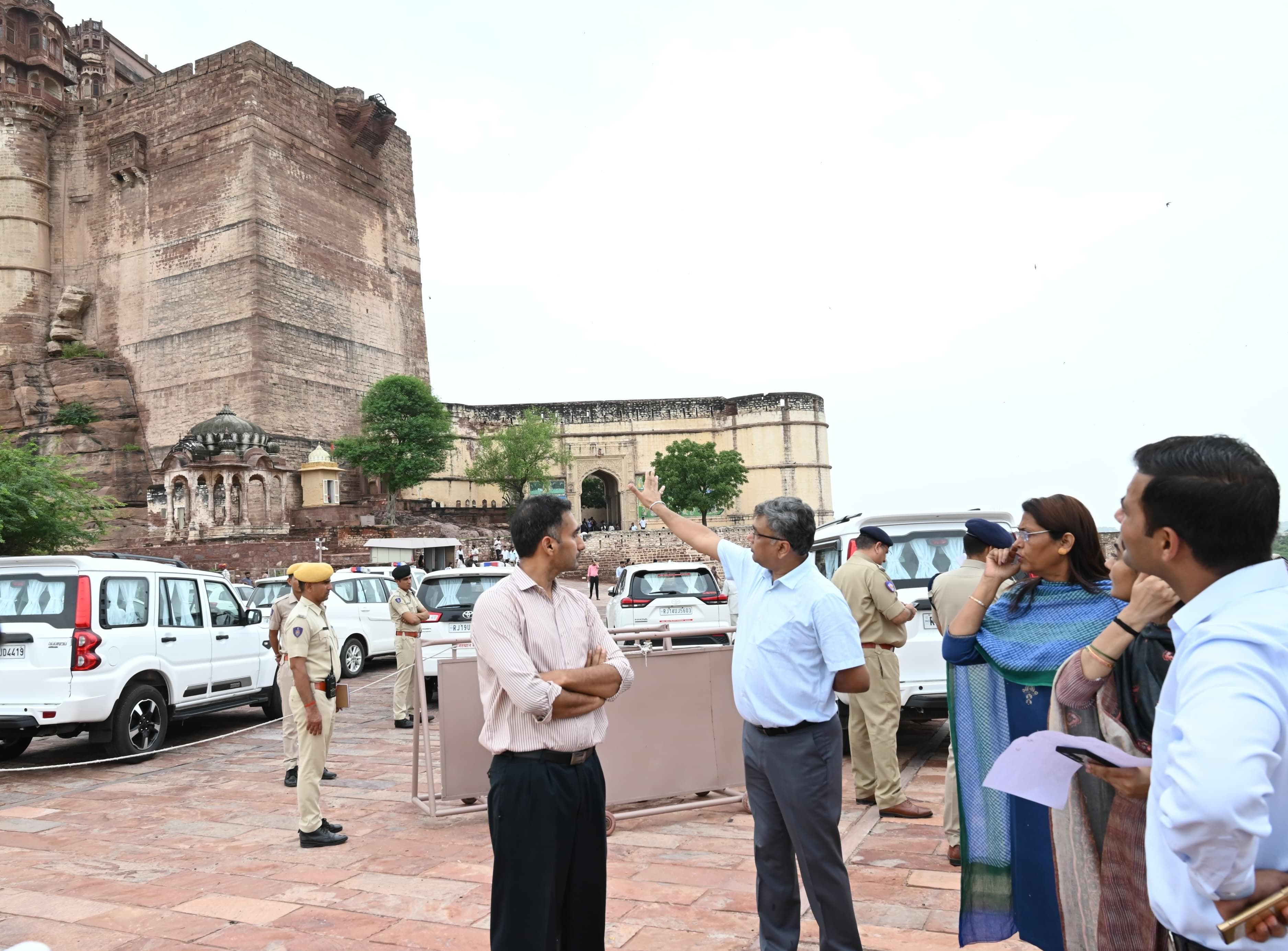 व्यवस्थाओं का जायजा लेते अधिकारी।