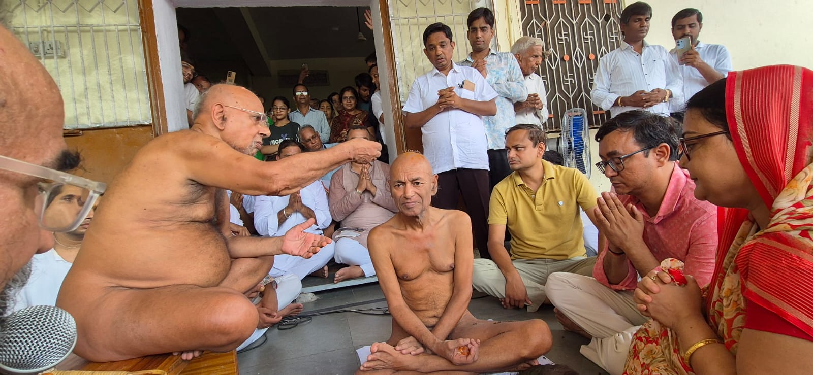 मुनि दीक्षा देने के दौरान मुनि विशाल सागर जी महाराज के लोचन करते आचार्य वर्धमान सागर जी महाराज।