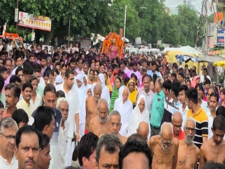 मुनि विशाल सागर महाराज की चकडोल यात्रा में उमड़े श्रद्धालु।