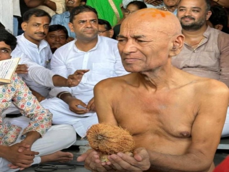 मुनि दीक्षा लेने के बाद लोगों के बीच बैठे मुनि विशाल सागर जी महाराज।