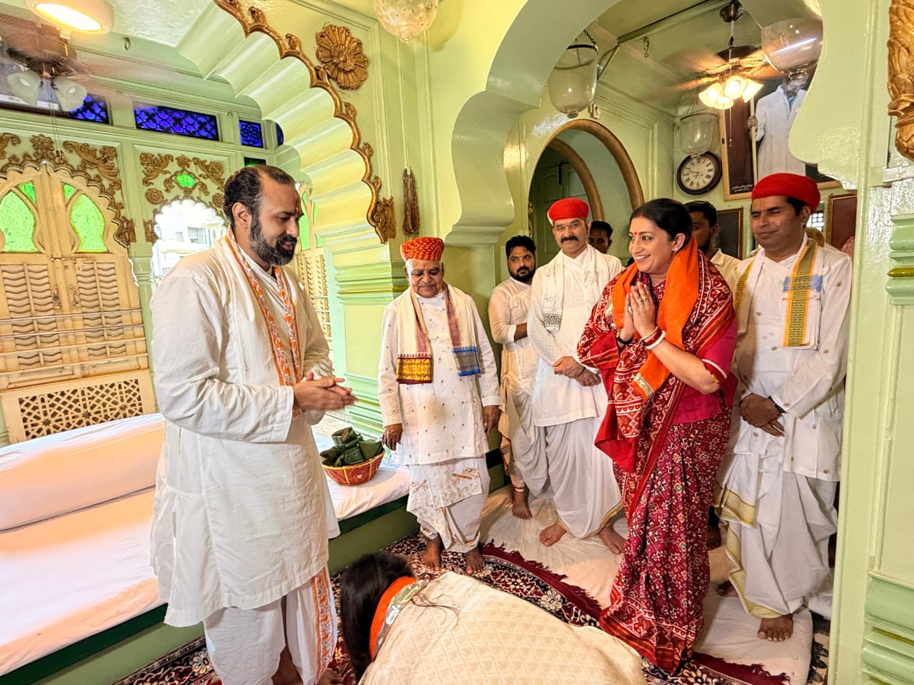 दर्शन के बाद पूर्व केन्द्रीय मंत्री को उपरना ओढ़ाकर व प्रसाद भेंट कर स्वागत किया गया।