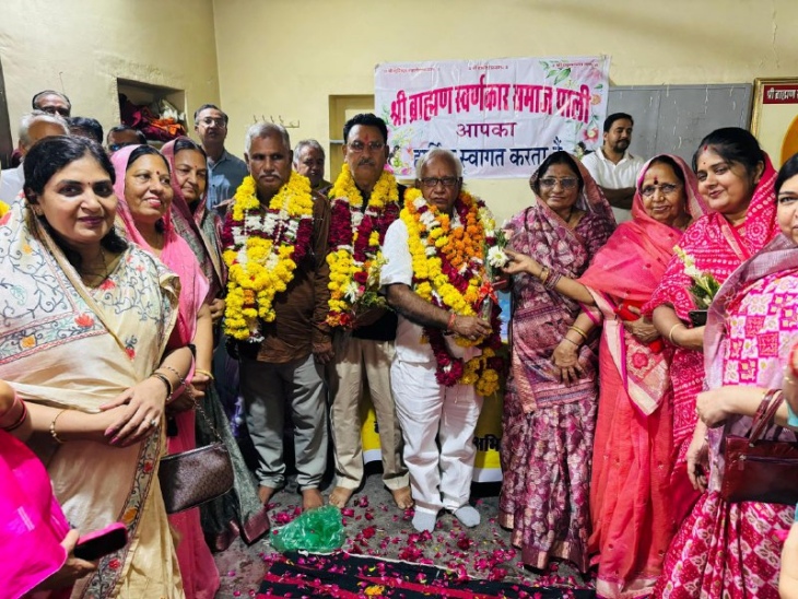 नव निर्वाचित पदाधिकारियों के साथ समाज के लोग।