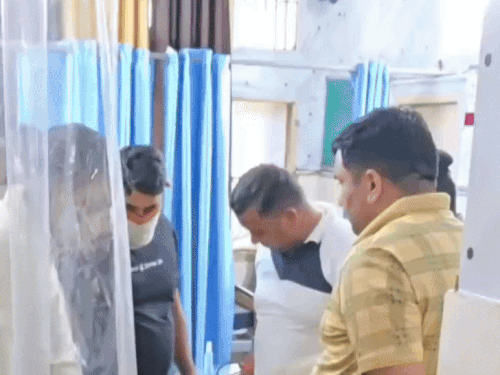 सिविल अस्पताल में आरोपियों को मेडिकल के लिए लेकर आई पुलिस।