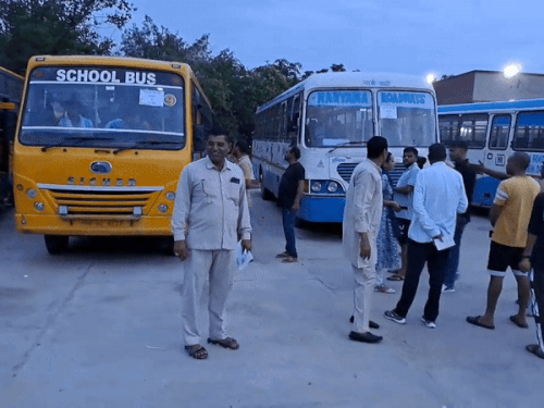 बाढड़ा बस स्टैंड से बसों को रवाना करते रोडवेजकर्मी।