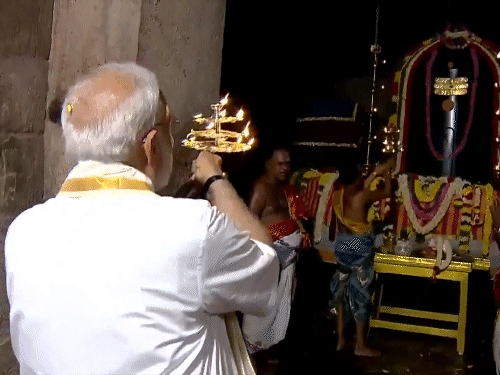 11वीं सदी में राजेंद्र चोल द्वारा निर्मित शिव मंदिर में पूजा करते हुए पीएम मोदी।