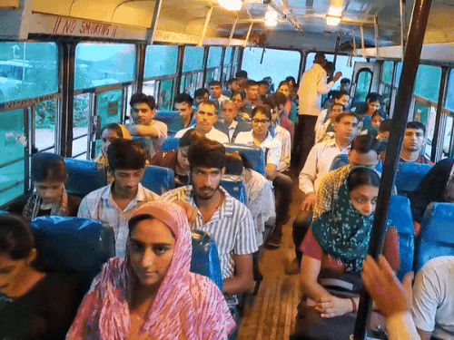 हरियाणा रोडवेज बस में सवार होकर परीक्षा के लिए रवाना होते परीक्षार्थी।