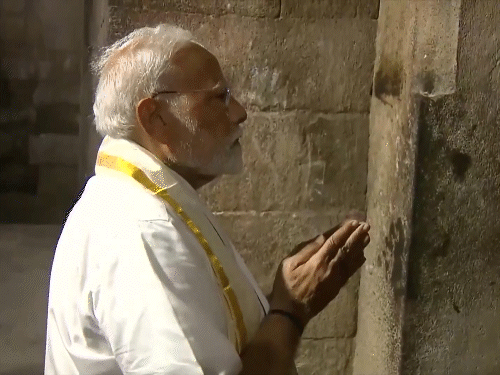 मंदिर में पूजा-अर्चना के बाद पीएम ने मंदिर का भ्रमण किया।