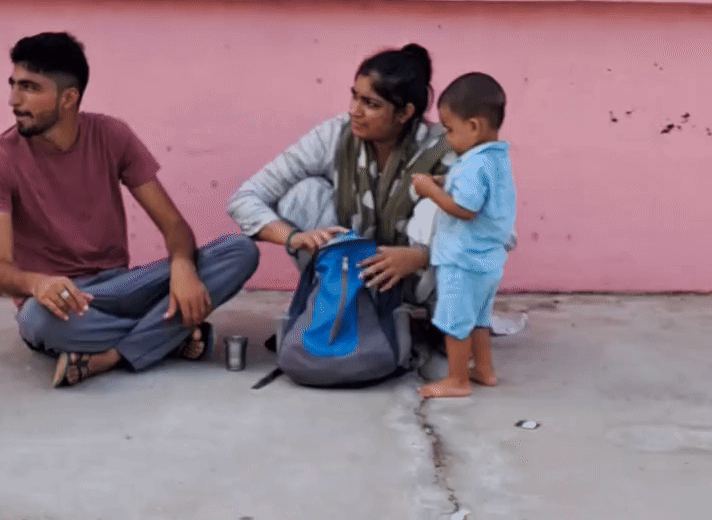महेंद्रगढ़ जिले के नांगल चौधरी से CET परीक्षा देने भाई अंकित के साथ दादरी पहुंची पूजा 15 माह के बेटे जीवांश को एंट्री से पहले बिस्किट, पानी आदि देते हुए।