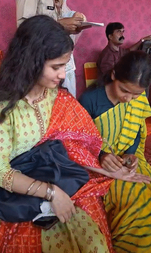 तीज माता की सवारी से पहले महिलाएं मेहंदी लगवाती नजर आईं।
