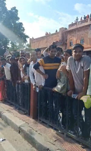 बड़ी संख्या में लोग तीज माता की सवारी देखने पहुंचे।