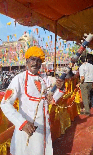 परकोटे में लोगों के लिए जगह-जगह कलाकार परफोर्म कर रहे।