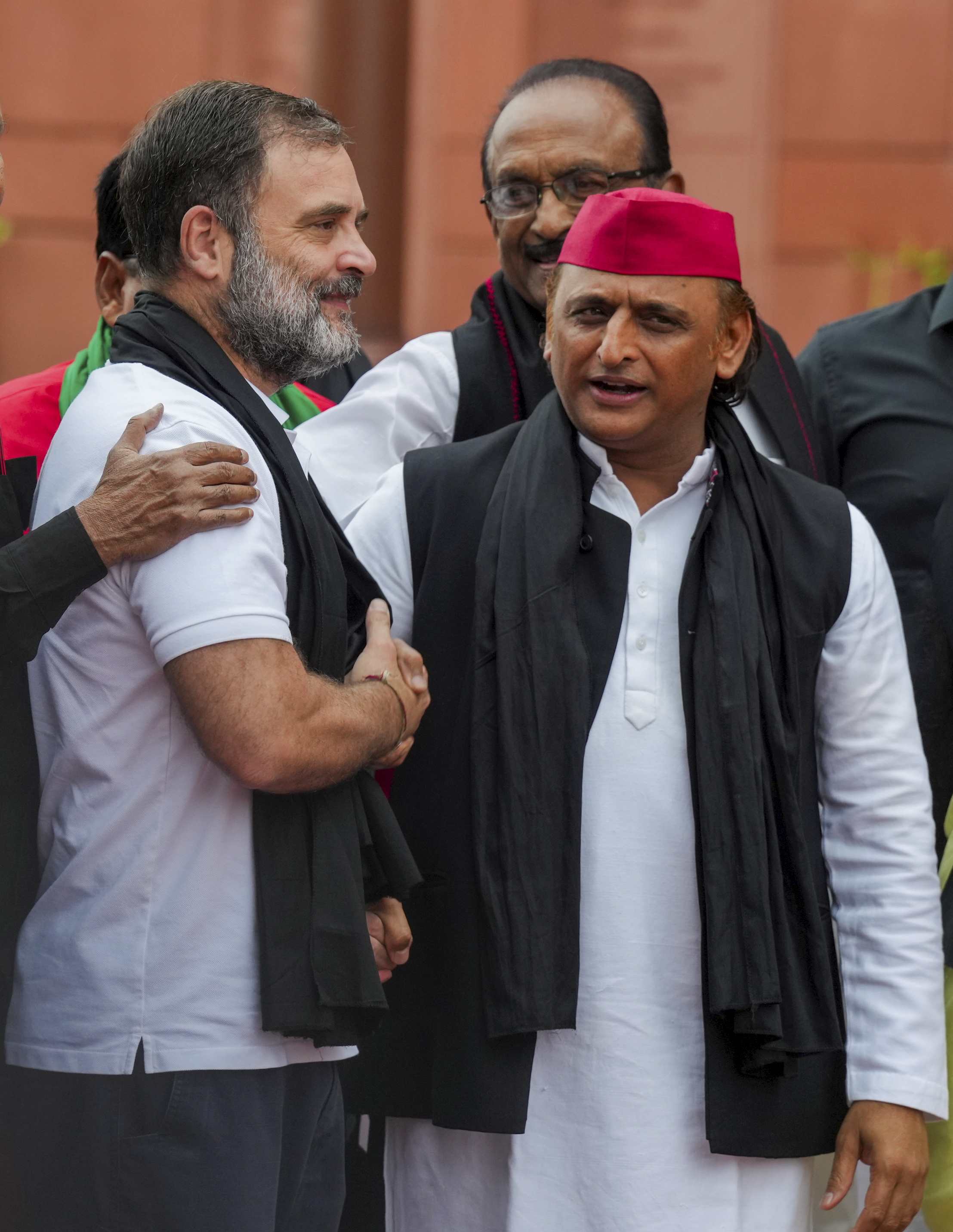 23 जुलाई: बिहार में वोटर वेरिफिकेशन मुद्दे पर संसद के मकर द्वार पर प्रदर्शन के दौरान राहुल गांधी और अखिलेश यादव ने काला गमछा डालकर विरोध जताया।